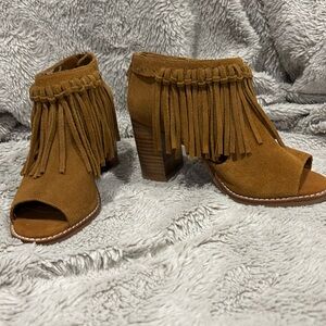 Sbicca tan suede fringe open toe bootie sandal size 6 wood block heel